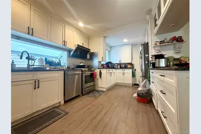 257-17 Pembroke Avenue, Great Neck, NY 11020 - Photo 7