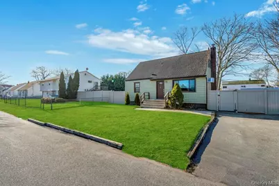 455 N Hamilton Avenue, Lindenhurst, NY 11757 - Photo 5