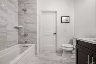 21105 Aspenwood Dr, Plainview, NY 11803 - Photo 25