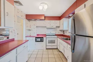 18 Roslyn Ct, Patchogue, NY 11772 - Photo 5