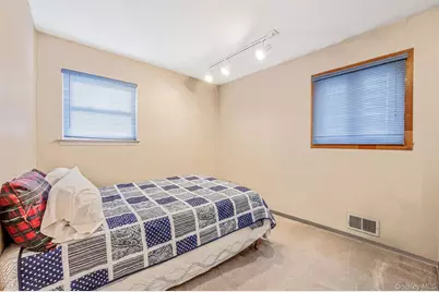 18 Roslyn Court, Patchogue, NY 11772 - Photo 7