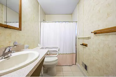 18 Roslyn Court, Patchogue, NY 11772 - Photo 9