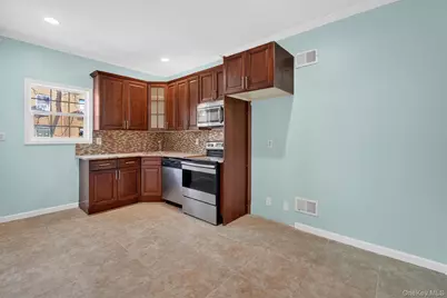 636 Throggs Neck Expressway, Bronx, NY 10465 - Photo 11