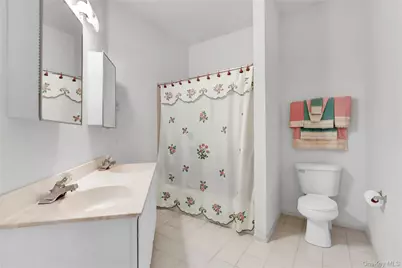 816 Narragansett Villas Drive #816, Lindenhurst, NY 11757 - Photo 5