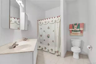 816 Narragansett Villas Dr, Lindenhurst, NY 11757 - Photo 5