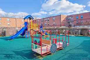 70-07 Park Dr E, Kew Gardens, NY 11367 - Photo 17