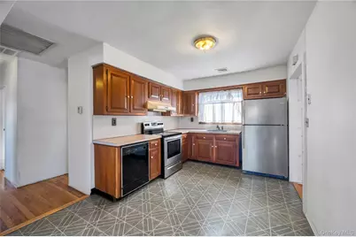 960 Linden Avenue, Westbury, NY 11590 - Photo 13