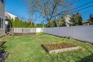 127 Cow Neck Rd, Port Washington, NY 11050 - Photo 27