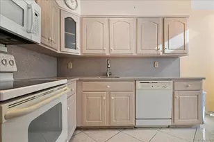 132 Laurel Ln, Wantagh, NY 11793 - Photo 9