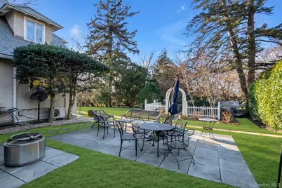 10 Clover Drive, Great Neck, NY 11021 - Photo 23