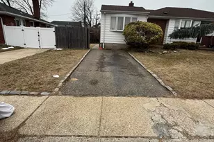 346 Holmes St, Levittown, NY 11756 - Photo 3