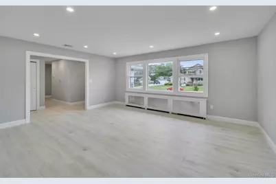 827 Aberdeen Road, Bay Shore, NY 11706 - Photo 15