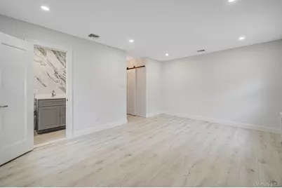 827 Aberdeen Road, Bay Shore, NY 11706 - Photo 19