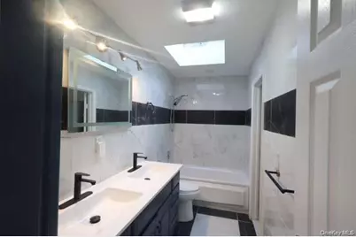 18 Park Drive E, Syosset, NY 11791 - Photo 7