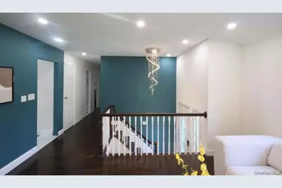 18 Park Drive E, Syosset, NY 11791 - Photo 5