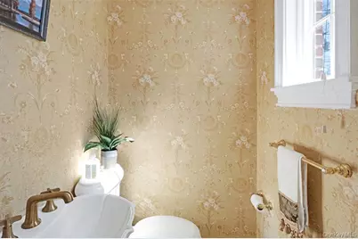 695 Hunt Lane, Manhasset, NY 11030 - Photo 7