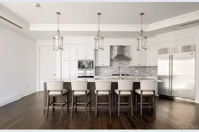 2000 Royal Court #2109, North Hills, NY 11040 - Photo 3