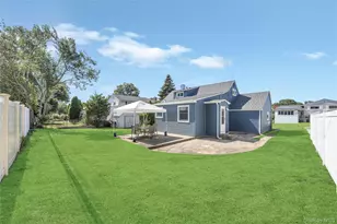 23 Peachtree Ln, Hicksville, NY 11801 - Photo 3