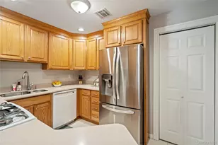 138 Brattle Cir, Melville, NY 11747 - Photo 9