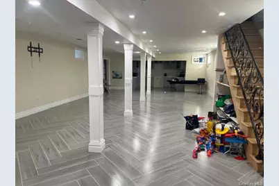 107 E Fairview Avenue, Valley Stream, NY 11580 - Photo 3