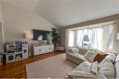 13 Evelyn Road, Plainview, NY 11803 - Photo 5