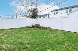 24 Glow Ln, Hicksville, NY 11801 - Photo 21