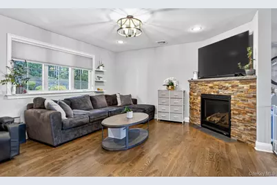 10 Lee Gray Court, Glen Cove, NY 11542 - Photo 5