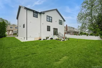 215 Marguerite Ave, Floral Park, NY 11001 - Photo 33