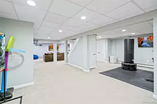 172 Burtis Ln, Syosset, NY 11791 - Photo 35