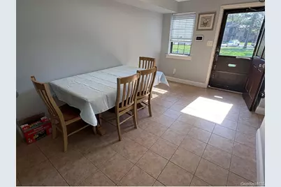 33D Newbrook Ln #33d, Bay Shore, NY 11706 - Photo 5