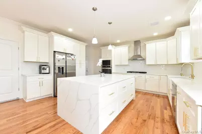 551 Grand Avenue, Lindenhurst, NY 11757 - Photo 13