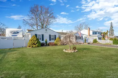 28 Pamela Lane, Selden, NY 11784 - Photo 3