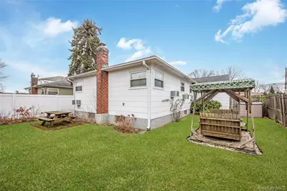 139 N Cedar Street, Massapequa, NY 11758 - Photo 17