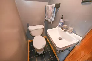 165 Cochran Pl, Valley Stream, NY 11581 - Photo 9