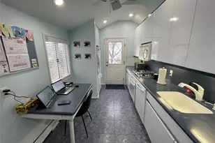 946 Manor Ln, Bay Shore, NY 11706 - Photo 9