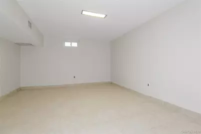 1 Tiffany Circle, Manhasset, NY 11030 - Photo 27