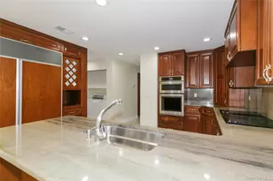 1 Tiffany Cir, Manhasset, NY 11030 - Photo 15