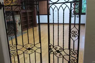 100 Hicks Ln, Great Neck, NY 11024 - Photo 3