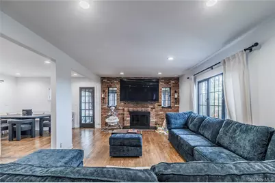 15 Sinclair Martin Drive, Roslyn, NY 11576 - Photo 5