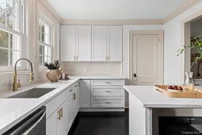 33 S Windsor Avenue, Brightwaters, NY 11718 - Photo 13