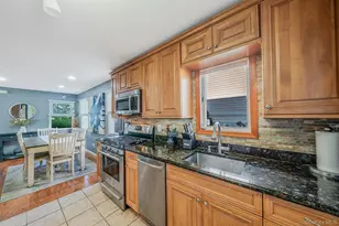 29 N Plaza, Amityville, NY 11701 - Photo 9