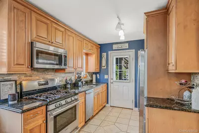 29 North Plaza, Amityville, NY 11701 - Photo 7