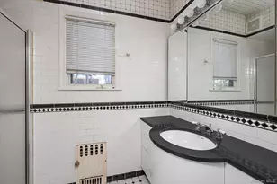 19 Amherst Rd, Great Neck, NY 11021 - Photo 9