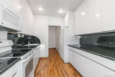 1 Kensington Gate #302, Great Neck, NY 11021 - Photo 17