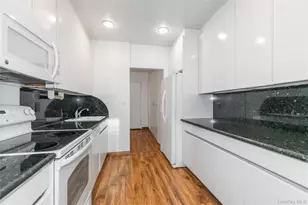 1 Kensington Gate, Great Neck, NY 11021 - Photo 17