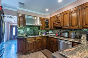 97 Gilmar Ln, Roslyn Heights, NY 11577 - Photo 9