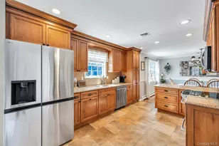 346 Victory Dr, Ronkonkoma, NY 11779 - Photo 11