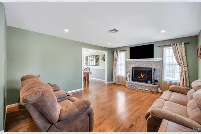 346 Victory Drive, Ronkonkoma, NY 11779 - Photo 7