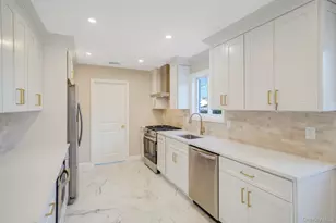 12 Chelmsford Dr, Wheatley Heights, NY 11798 - Photo 9