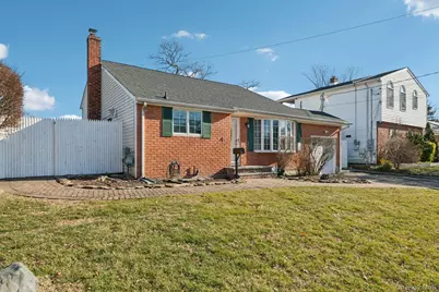 4 Oakley Drive, Huntington Station, NY 11746 - Photo 3